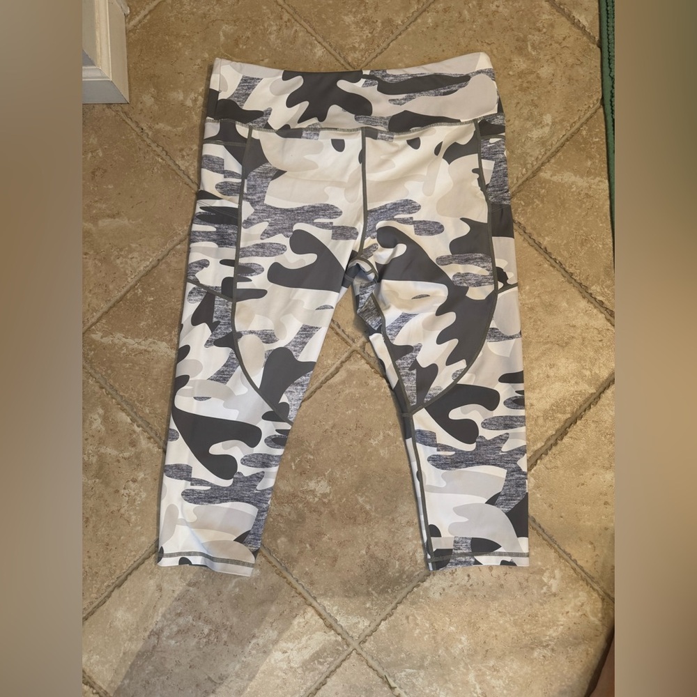 Zyia cropped leggings, size 20